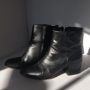 Black Leather Sam Edelman ankle boots with chunky heel. Butter soft, narrow fit.